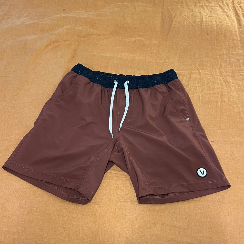 Vuori Kore 5 inch Short in Cedar Red sz S